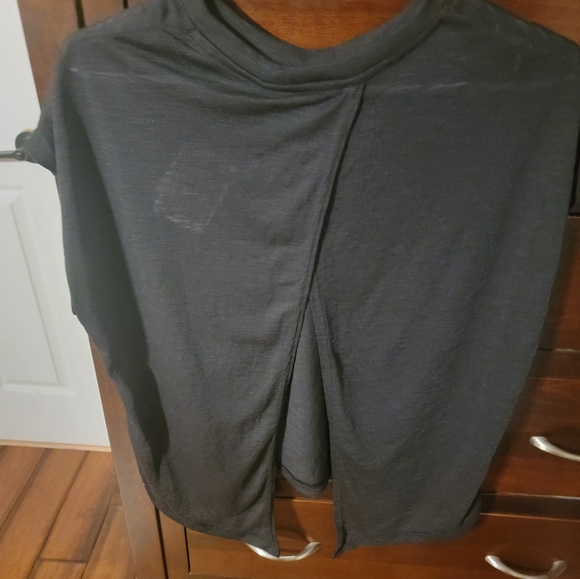 NWT Reebok Split Back Black Shirt, Large - Picture 3 of 6